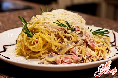 spaghetti carbonara with parmesan