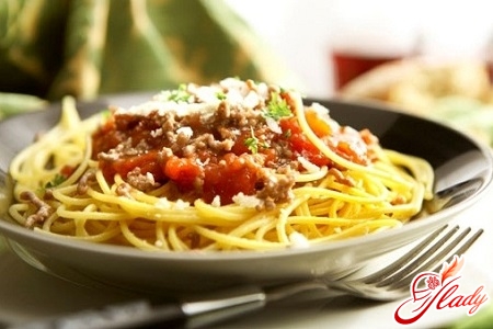спагетті з соусом