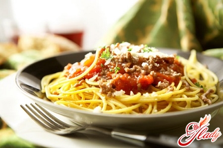 спагетті під соусом болоньез