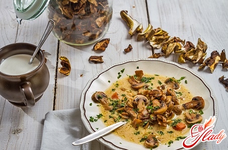 простий рецепт супу з сушеними грибами