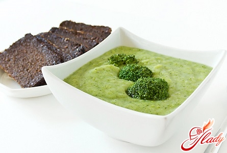 cream of broccoli soup with croutons
