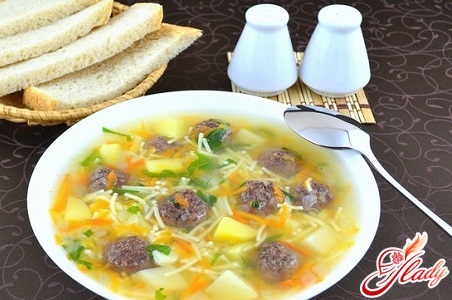 ミートボールと麺を入れたシンプルなスープ