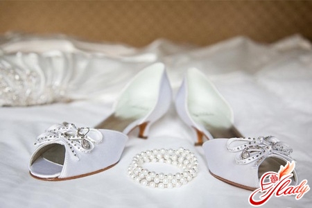 花嫁のための結婚式の靴