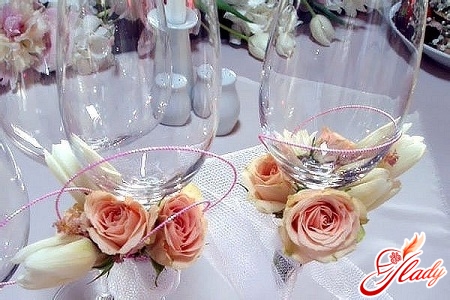 decoration of wine glasses for the wedding with their own hands