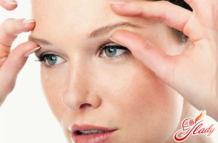 strengthening eyelashes with castor oil