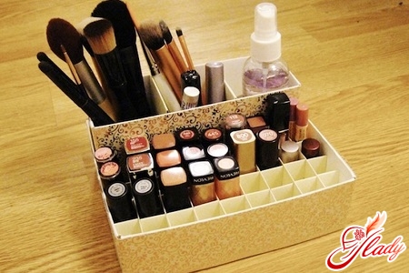 storage of cosmetics with their own hands